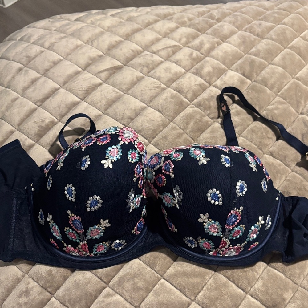 Victorias Secret Floral Embroidered Push-Up Bra - Women's Intimates